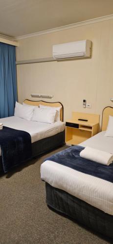 Billabong Motelにあるベッド