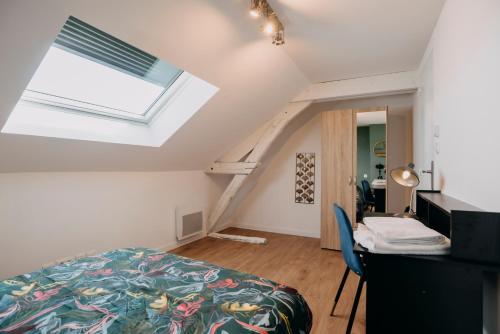 1 dormitorio con cama y escritorio con ventana en Coeur de ville #H1 - Chambre privée dans logement partagé - Wifi & Netflix - Centre ville & Transports - Machine à laver en Cholet