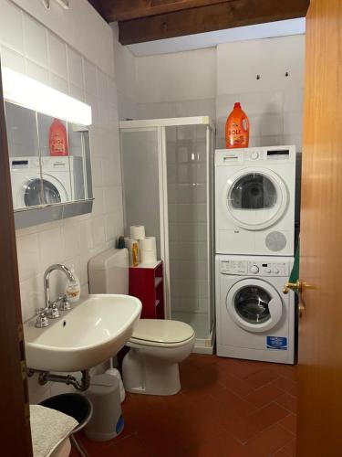 een badkamer met een wasmachine, een wasmachine en een droger bij Wedding and Family House in Malcesine