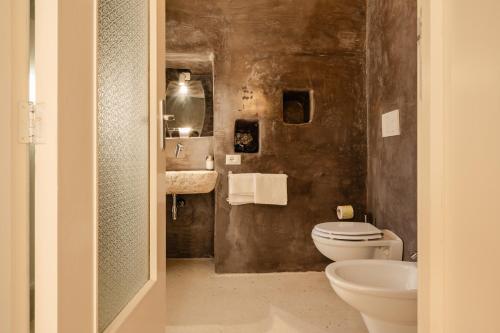 uma casa de banho com um WC e um lavatório em le CASINE di MARUGGIO 10 em Maruggio