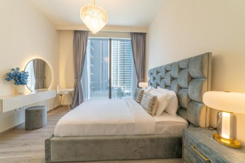 Postel nebo postele na pokoji v ubytování WORLD CLASS 2BR with full DUBAI BOULEVARD view