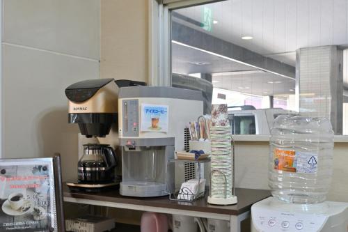a coffee maker on a counter in a coffee shop at Wakayama Daiichi Fuji Hotel in Wakayama