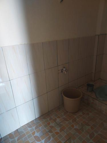 a bathroom with a tub in the corner of a room at Nusantara kost syariah bulanan harian in Kalasan