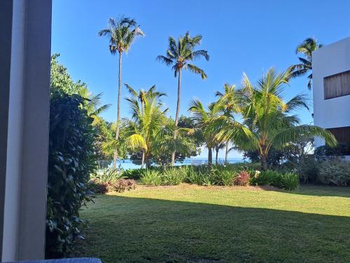 Zahrada ubytování CAPLAGE - BEACHFRONT GROUND FLOOR APARTMENT in TAMARIN
