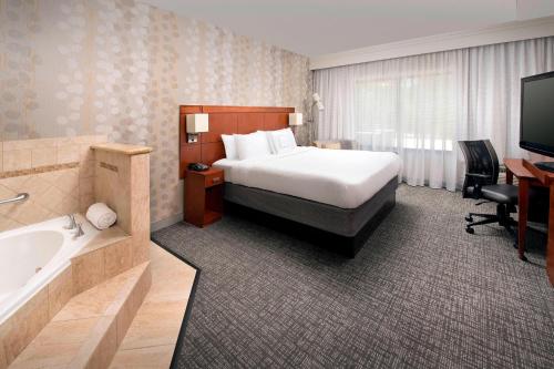 Postel nebo postele na pokoji v ubytování Courtyard by Marriott Lufkin
