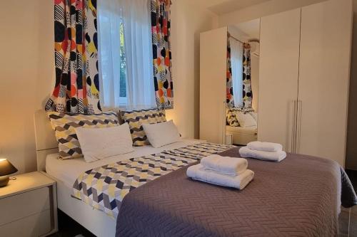 sypialnia z łóżkiem z dwoma ręcznikami w obiekcie *NEW* Casa Fila *NEW* w mieście Funtana