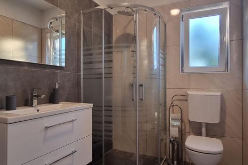 y baño con ducha, aseo y lavamanos. en *NEW* Casa Fila *NEW*, en Funtana