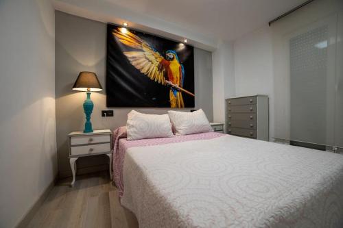 Un dormitorio con una cama con un cuadro en la pared. en Apartamento Ventanal, en Ateca