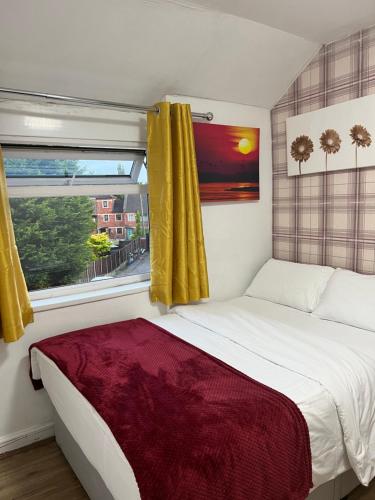 マンチェスターにあるRosewood lodgings Special offer for student on long stayのベッドルーム1室(大型ベッド1台、窓付)