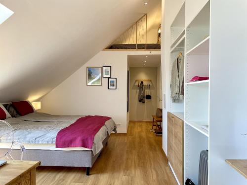 - une chambre avec un lit et un escalier dans l'établissement Ferienwohnung Fernblick, à Königsberg in Bayern