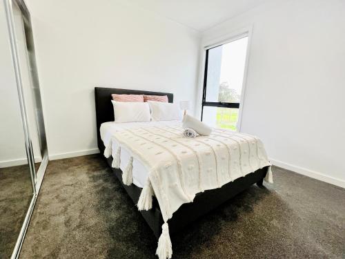 Ein Bett oder Betten in einem Zimmer der Unterkunft Austral Brand New Modern 4 Br Home