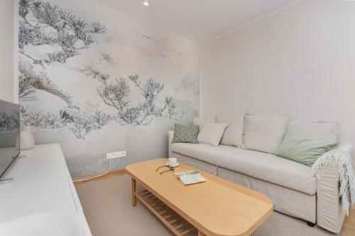 Area tempat duduk di Bright & Stylish Apartment with Balcony 1,5 km to Gdańsk Main City by Renters