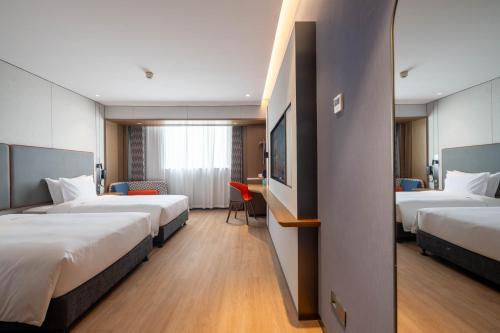 Postelja oz. postelje v sobi nastanitve Holiday Inn Express Shanghai Pujiang Lianhang Road, an IHG Hotel