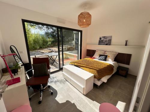 une chambre avec un lit, un bureau et une chaise dans l'établissement Luxury Villa with Pool en Provence, à Le Puy-Sainte-Réparade