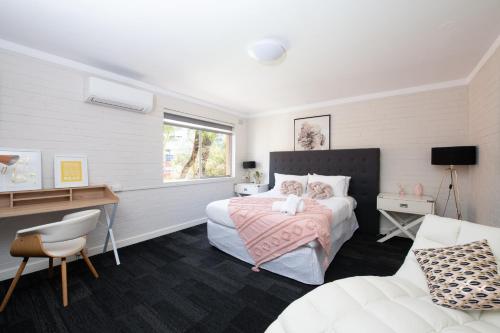 a bedroom with a bed and a desk and a bed sidx sidx sidx at Central location 2 bdrm free parking and WiFi in Perth