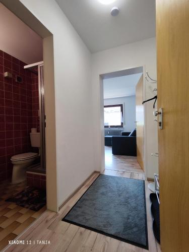 een kamer met een badkamer met een toilet en een tapijt bij Konstanzer Glück 