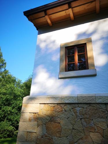 Das Gebäude in dem sich das Ferienhaus befindet