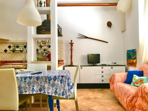 sala de estar con mesa y sofá en Jole guesthouse en Mazzarino