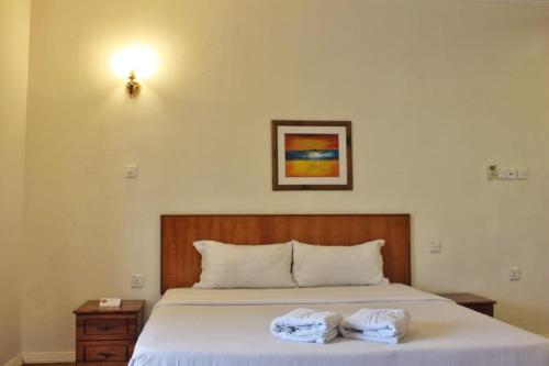 Una cama o camas en una habitación de Tiara Labuan Hotel