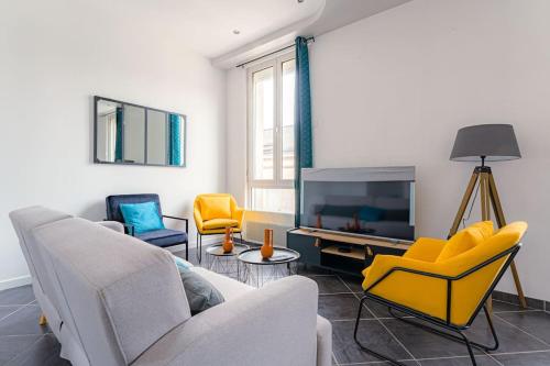 a living room with a couch and chairs and a tv at Coeur de ville #H2- Central & Cosy - Logement partagé - Chambre privée in Cholet