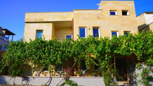 een gebouw met bomen ervoor bij Alpha Stone House in Goreme