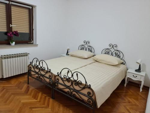 een slaapkamer met een bed met witte lakens en een raam bij Amore Koper in Koper