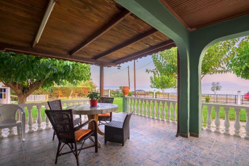 Балкон или терраса в EVA'S BEACH HOUSE DIKELLA