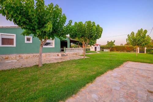 Сад в EVA'S BEACH HOUSE DIKELLA