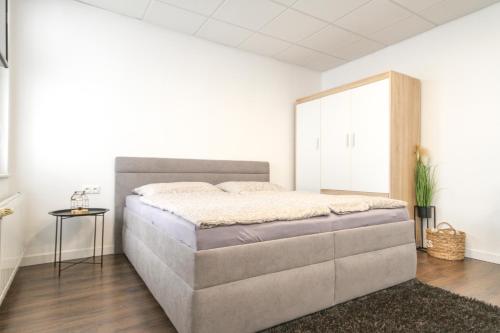 - une chambre blanche avec un grand lit dans l'établissement Apartman Vita Lite, à Trenčín