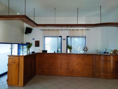 un ufficio con reception in una camera di Royal Club Hotel - Aqua Poolside Bliss a Kamenitsotaíika