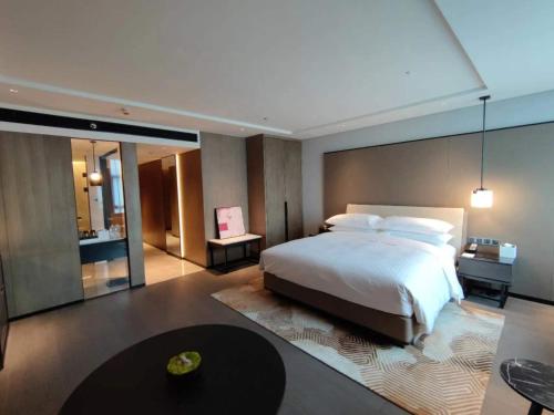 Una cama o camas en una habitación de Sheraton Xi'an South