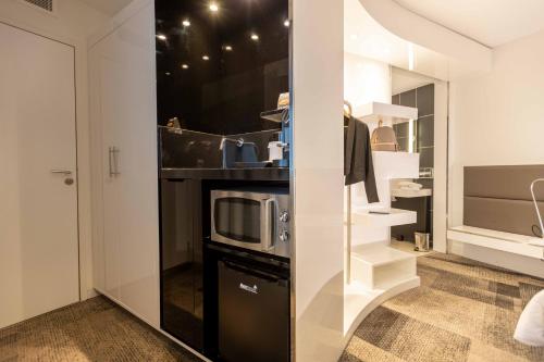 a kitchen with a microwave and a counter at Novotel Suites Paris Expo Porte de Versailles in Paris