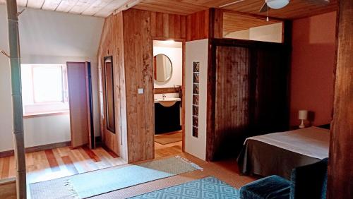 une chambre avec un lit et une salle de bain avec une fenêtre dans l'établissement APPARTEMENT 