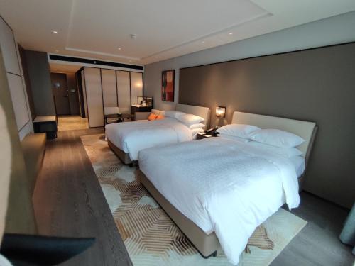Una cama o camas en una habitación de Sheraton Xi'an South