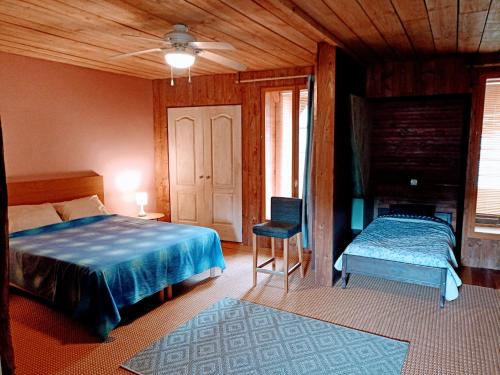 une chambre avec un lit, une table et une chaise dans l'établissement APPARTEMENT 