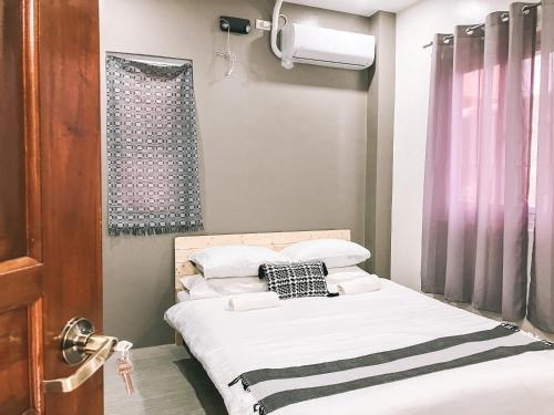 Una cama o camas en una habitación de 2 Bedroom Apartment Near The Beach