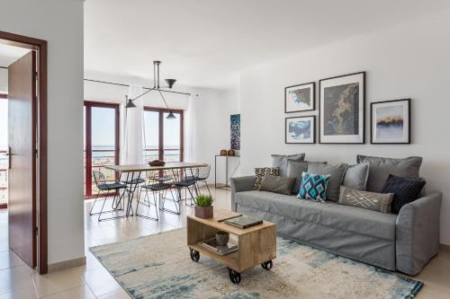 - un salon avec un canapé et une table dans l'établissement JOIVY Sunny apartment in Marvila, à Lisbonne