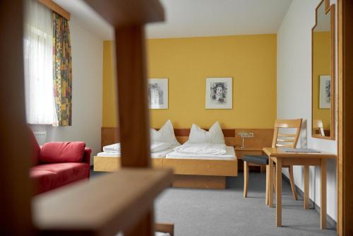 a hotel room with a bed and a table at Tafelspitz Gruppenhaus Arlberg in Wald am Arlberg