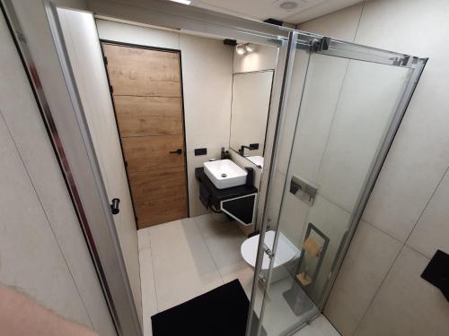 La petite salle de bains est pourvue de toilettes et d'un lavabo. dans l'établissement The White Waves TF Holiday Apartment Las Americas, à Playa de Fañabé