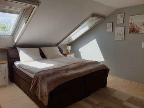 a bedroom with a bed with a skylight at Moderne DG-Wohnung in Mainleus in Mainleus