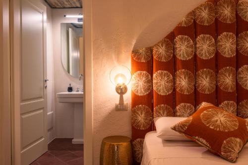 - une chambre avec un lit et un mur avec un rideau dans l'établissement Le Casine di Maruggio 18, à Maruggio