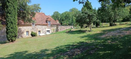 une ancienne maison en pierre dans un champ arboré dans l'établissement Villa Bédé, à Montgesty