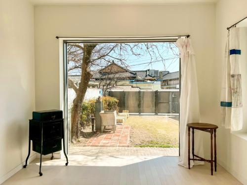 una camera con porta aperta su un cortile di Maison de Clare a Gyeongju
