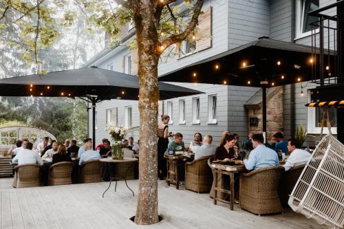 Un grupo de personas sentadas en mesas en un restaurante. en THE HEARTS HOTEL - dein Boutique- und Event-Resort, en Braunlage