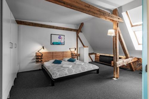 Posteľ alebo postele v izbe v ubytovaní Apartamenty Pomarańczarnia