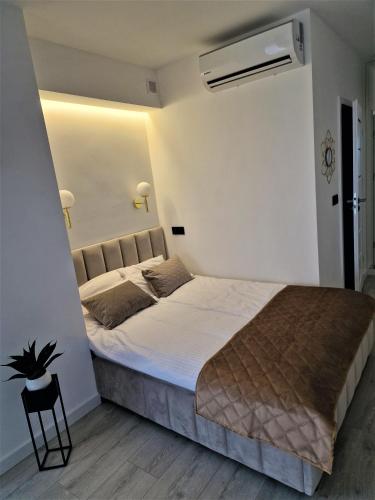 a bedroom with a large bed in a room at Gold Apartament in Zamość
