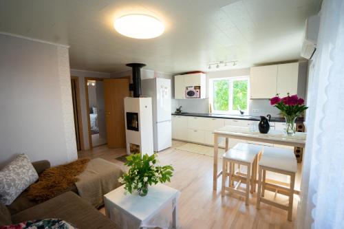 uma cozinha e sala de estar com um sofá e uma mesa em Lavender House em Kuressaare