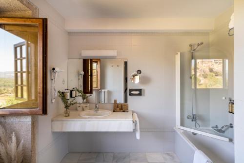 a bathroom with a sink and a mirror at Parador de Verín in Monterrei