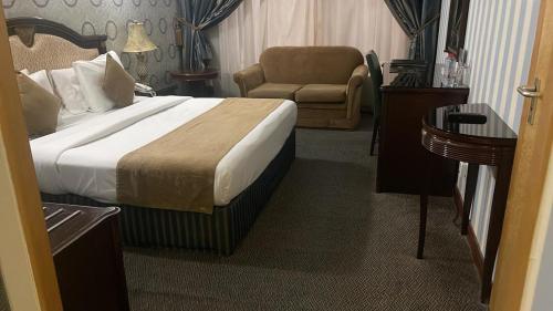 Pokój hotelowy z łóżkiem i krzesłem w obiekcie SUN & SANDS HOTEL LLC w Dubaju