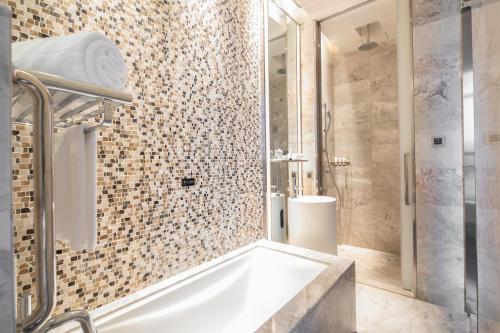 Bilik mandi di Rocase Boutique Hotel Wuxi